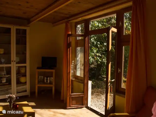 De ruimewoonkamer gezien vanuit de keuken, met toegang tot het terras